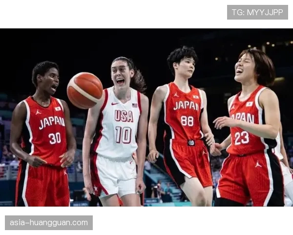 季前赛场边镜头：斯图尔特与威尔逊赛前拥抱，赛后交流良久